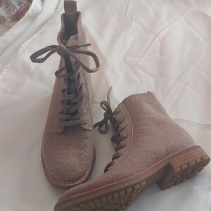 Women's Lace-Up Brown Boots